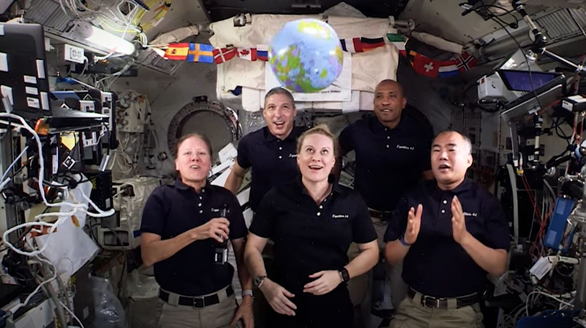 Astronauts greet the new year from space without the gravity 2021 landing ball

