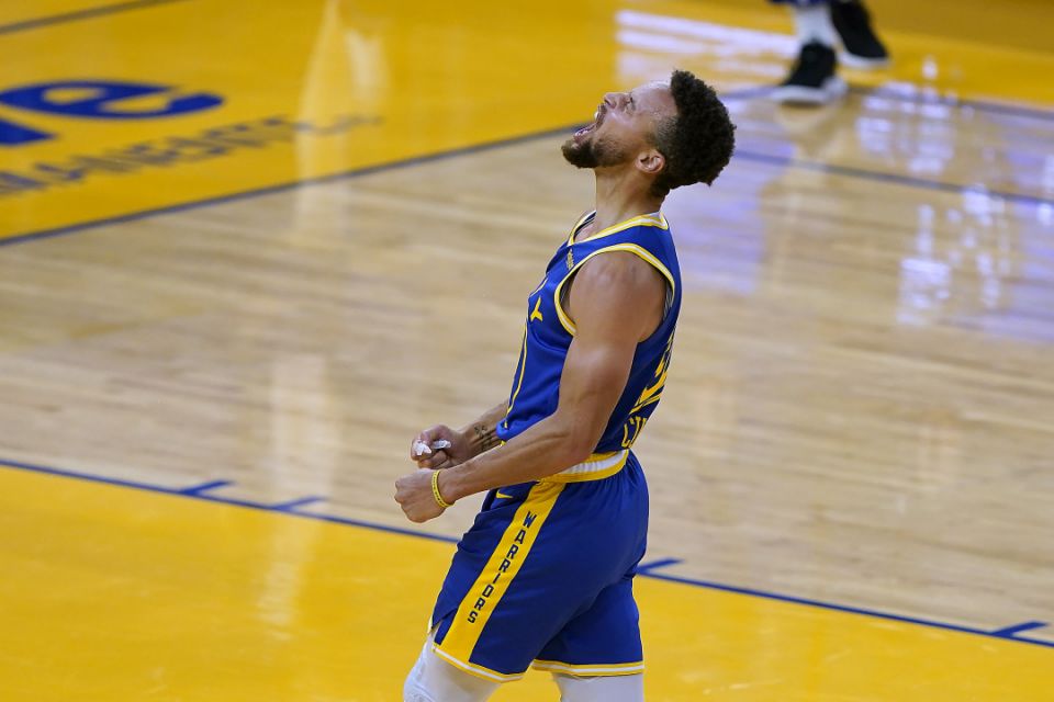 Stephen Curry, the Golden State Warriors' goalkeeper, reacts after a 3-point shot against the Los Angeles Clippers during the second half of the NBA basketball game in San Francisco, Friday, January 8, 2021 (AP Photo / Tony Avelar)